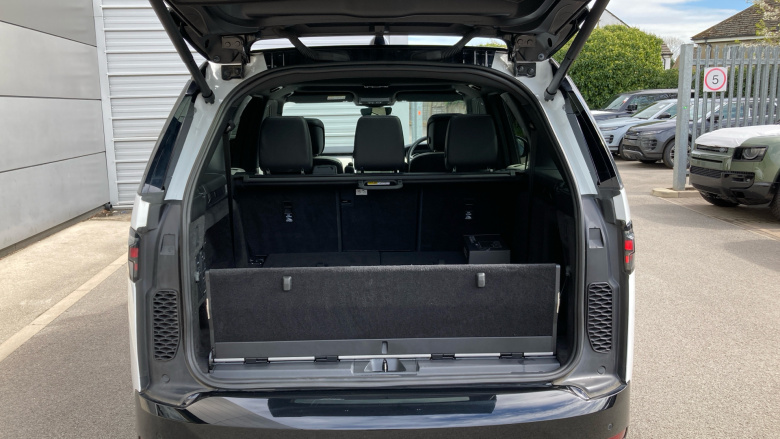 Land Rover Discovery 3.0 D300 R-Dynamic SE 5dr Auto Diesel Station Wagon